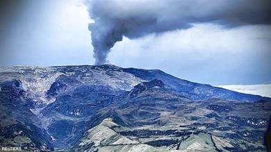 كولومبيا تسعى لإجلاء سكان قرب بركان نشط